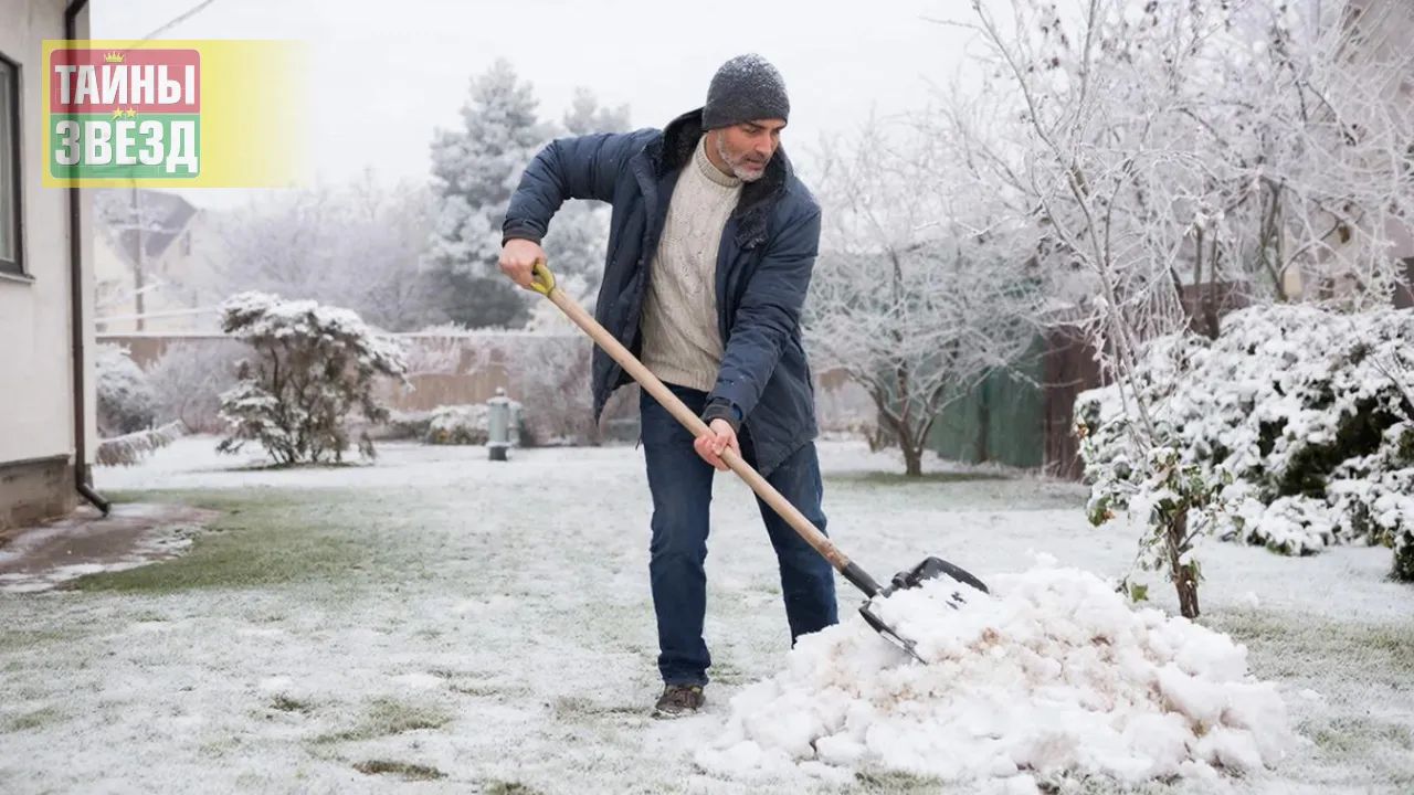 Мужчина чистит снег