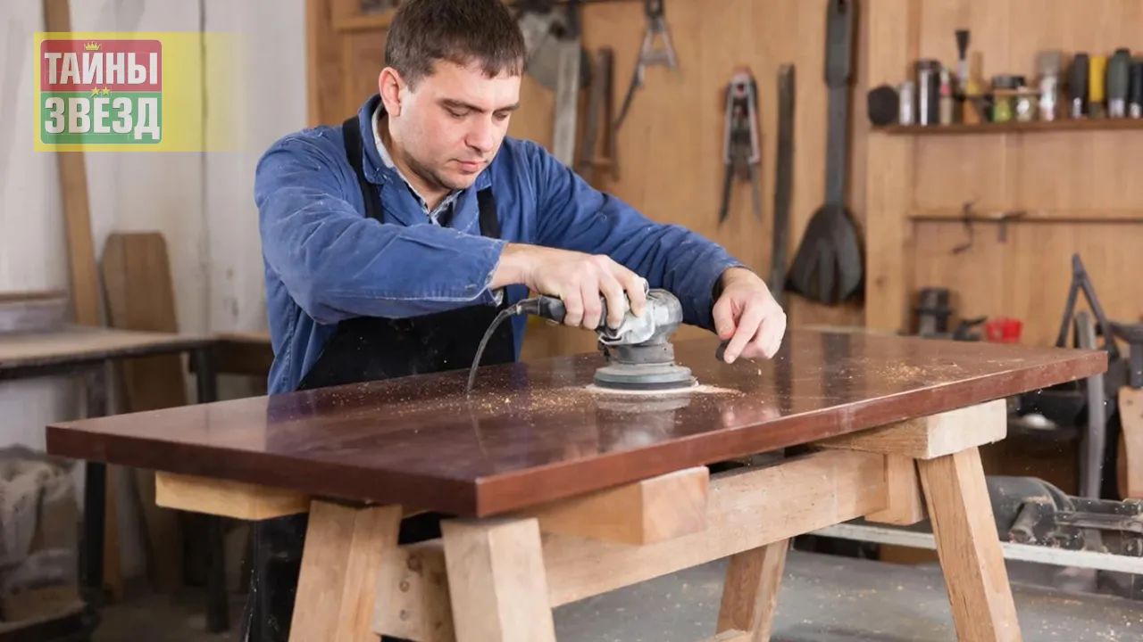 Мужчина шлифует стол