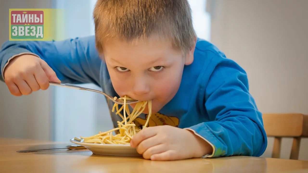 Ребенок ест спагетти