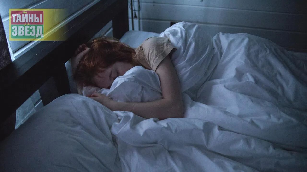 Девушка спит