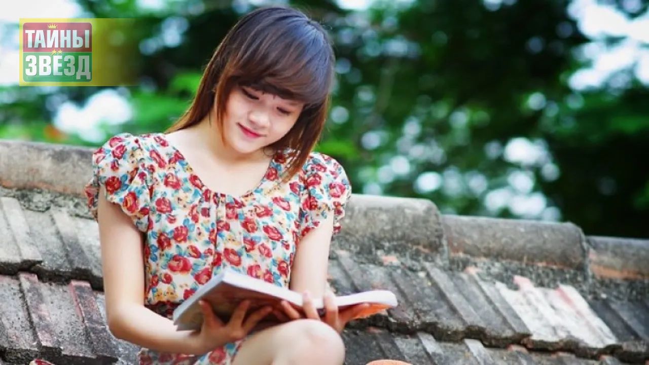 Девушка читает