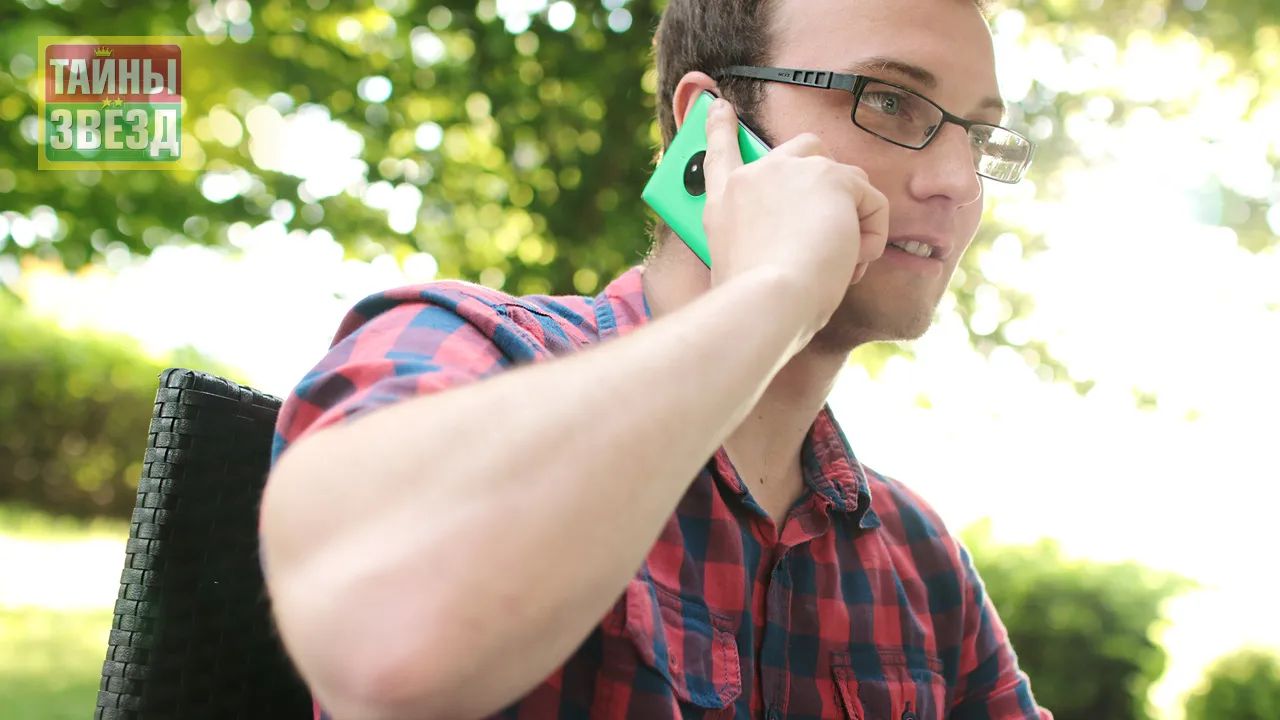 Мужчина говорит по телефону