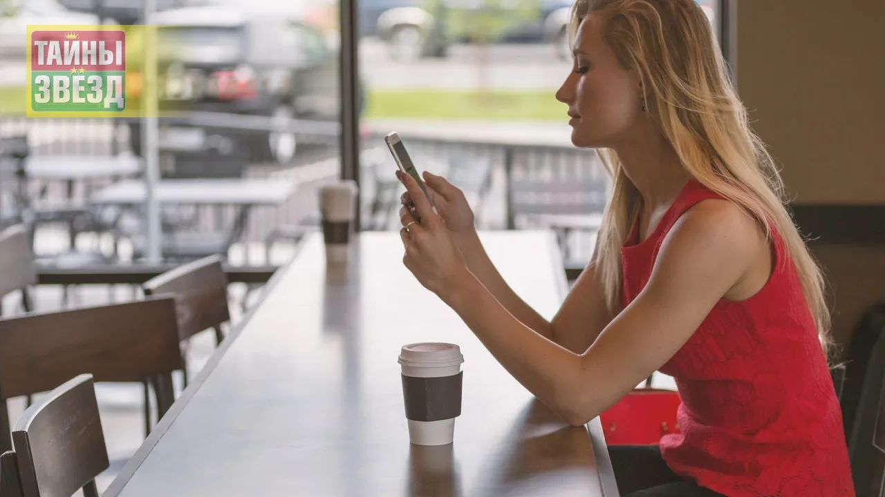 Девушка со смартфоном