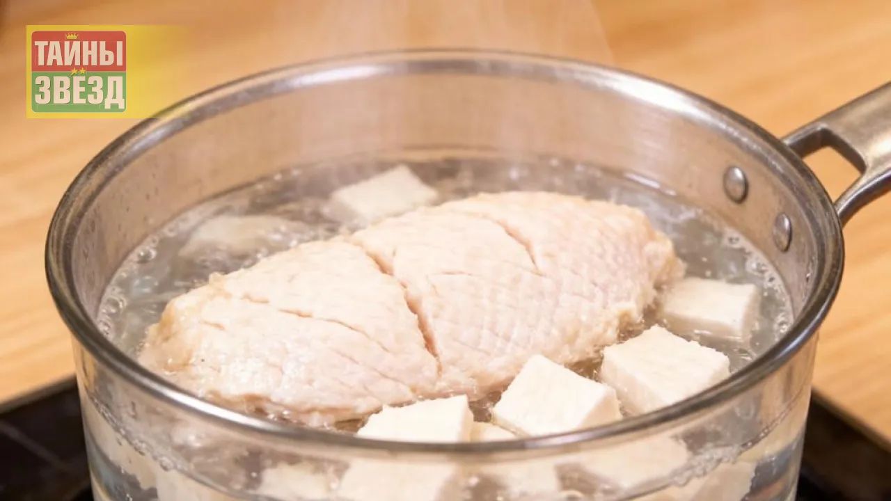 Куриное филе варится