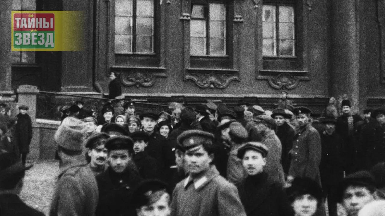 После взятия Зимнего дворца. Фото П. К. Новицкого