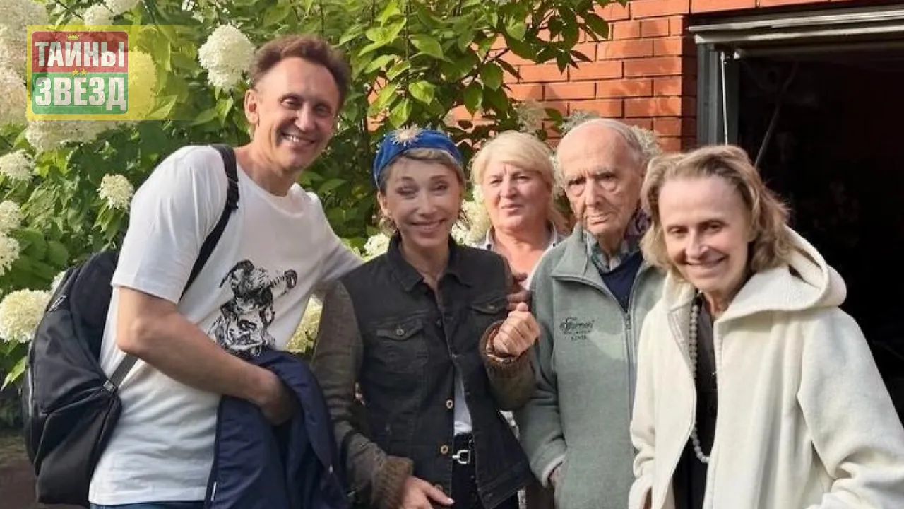 Регина Дубовицкая крайняя справа