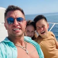Павел Прилучный с детьми