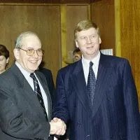 Анатолий Чубайс (справа)