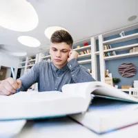 Старшеклассник готовится к экзамену