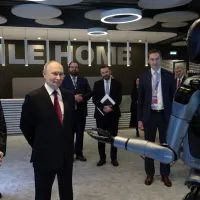 С председателем правления ПАО «Сбербанк» Германом Грефом в ходе презентации разработанного «Сбером» первого российского антропоморфного робота