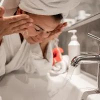 Женщина умывается