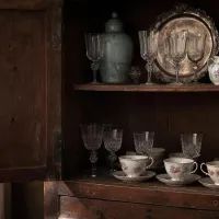 Старый шкаф с посудой