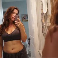 Женщина пытается похудеть