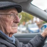 Пожилой водитель