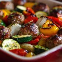 Фрикадельки с овощами в духовке