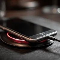 Смартфон заряжается