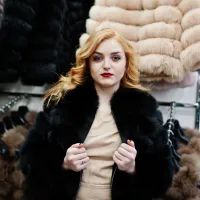 Женщина в шубе