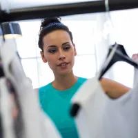 Девушка смотрит на футболку