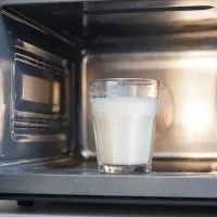 Молоко в микроволновке
