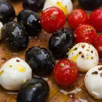 Оливки, моцарелла и черри