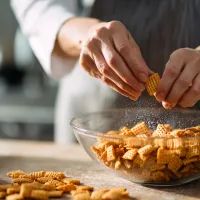 Повар готовит