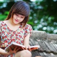 Девушка читает