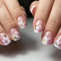Французский цветочный маникюр