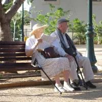 Пожилые люди