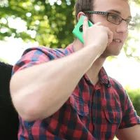 Мужчина говорит по телефону