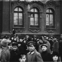 После взятия Зимнего дворца. Фото П. К. Новицкого
