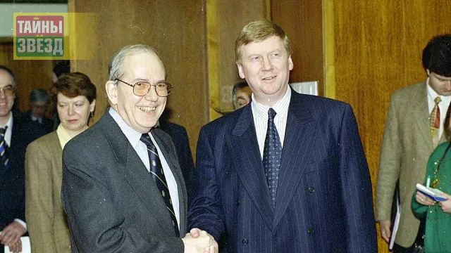 Анатолий Чубайс (справа)