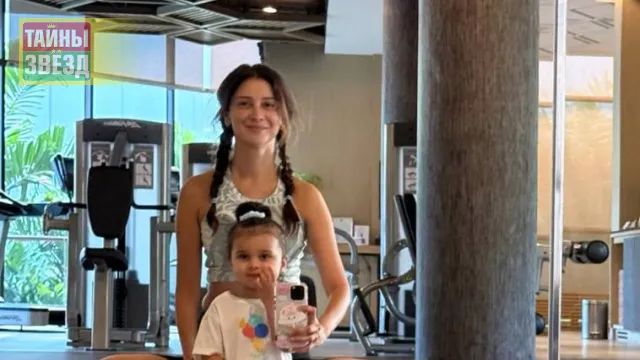 Равшана Куркова с дочкой
