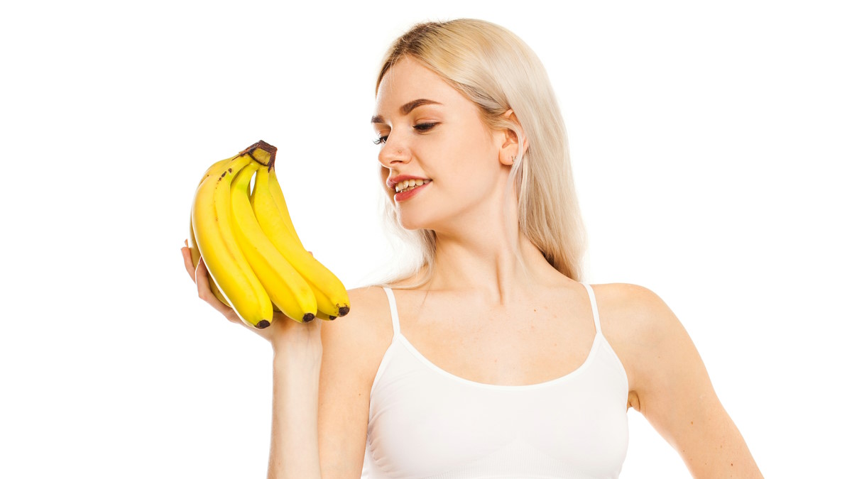 Девушка с бананами в руке