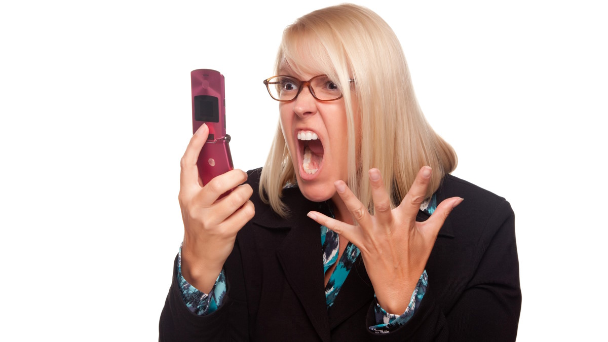 Женщина кричит на телефон